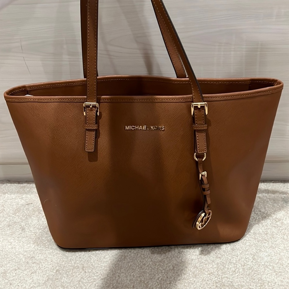 Gorgeous AUTHENTIC Chestnut Michael Kors Handbag 🤎